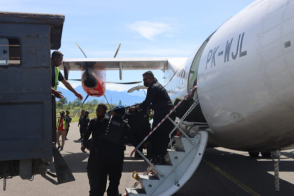 Penampakan Puluhan Personel Brimob Bersenjata Lengkap saat Diterjunkan ke Yahukimo Papua