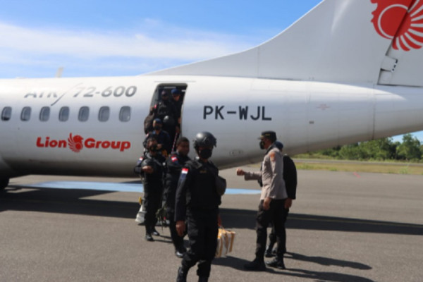 Penampakan Puluhan Personel Brimob Bersenjata Lengkap saat Diterjunkan ke Yahukimo Papua
