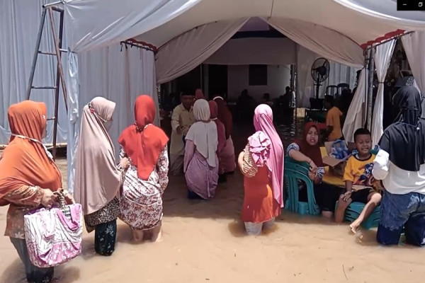 Momen Langka! Pengantin Menikah di Pelaminan Terendam Banjir, Tamu Rela Basah-basahan