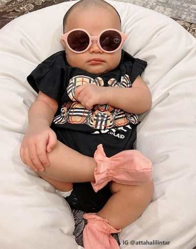 Sultan dari Lahir! Baby Ameena Gemesin Pakai Jumper Rp5,8 Juta