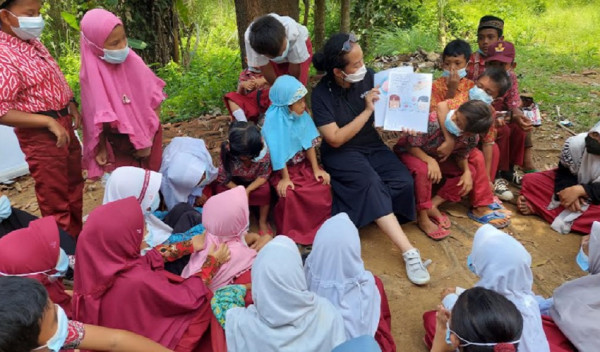 Dapat Bantuan dari MNC Peduli, Anak-Anak Taman Baca di Cilele Karawang Sumringah