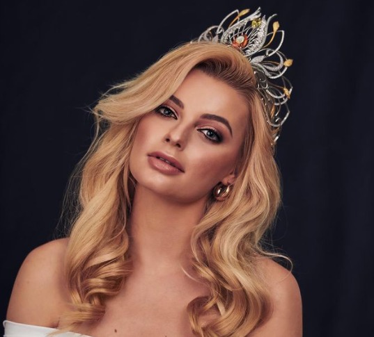 5 Potret Miss World 2021 Karolina Bielawska, Nomor Terakhir Wajahnya Mirip Boneka