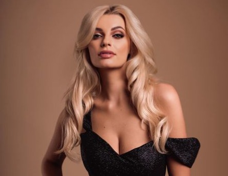 5 Potret Miss World 2021 Karolina Bielawska, Nomor Terakhir Wajahnya Mirip Boneka