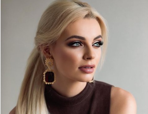 5 Potret Miss World 2021 Karolina Bielawska, Nomor Terakhir Wajahnya Mirip Boneka
