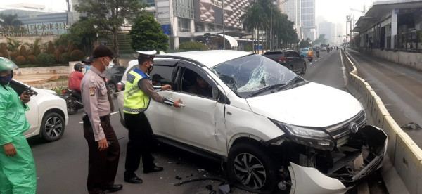 Toyota Rush Ringsek Tabrak Separator Busway di Bundaran HI