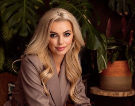 5 Potret Miss World 2021 Karolina Bielawska, Nomor Terakhir Wajahnya Mirip Boneka
