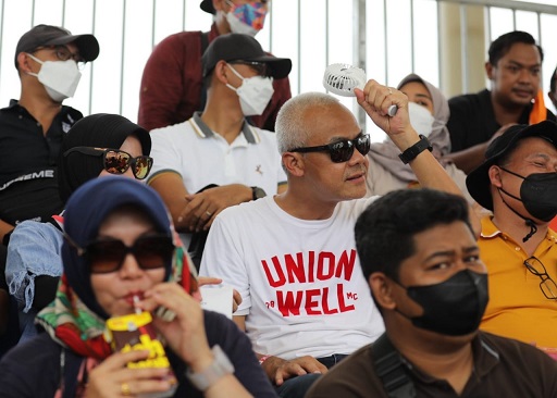 Saksikan GP Mandalika, Ganjar Ikut Antre dan Berbaur bersama Penonton Umum