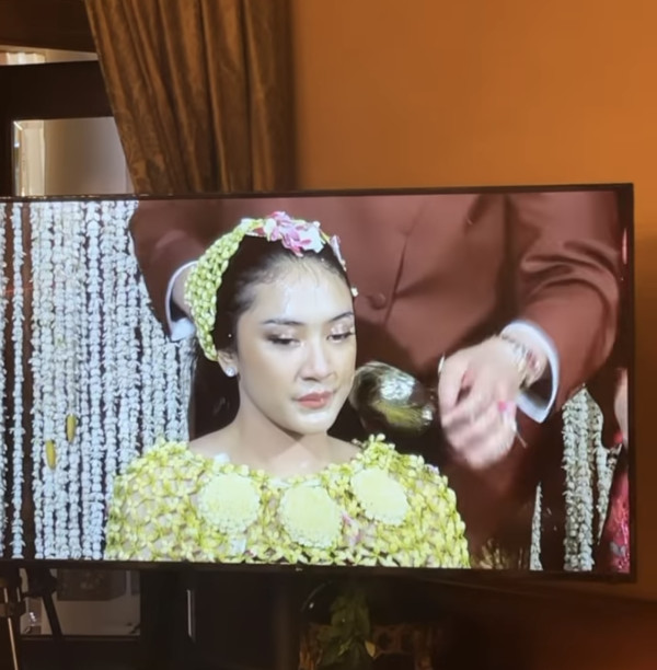 Putri Tanjung Gelar Siraman Jelang Menikah Besok, Penuh Haru