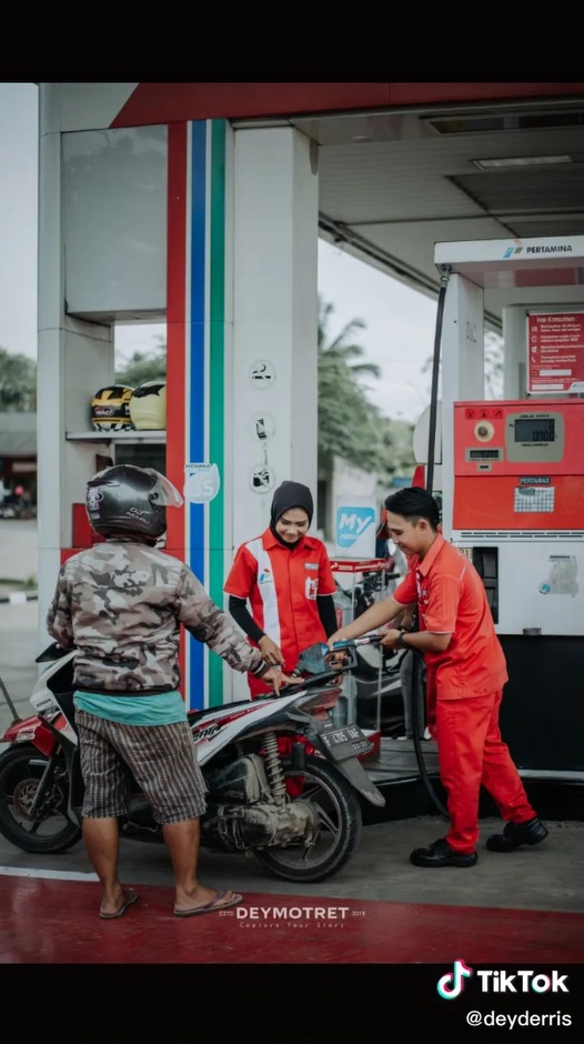Viral! Pasangan Prewedding di SPBU, Erick Thohir dan Ahok Ucapkan Selamat