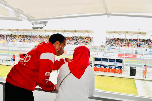 Keseruan Jokowi dan Iriana Nonton MotoGP di Sirkuit Mandalika
