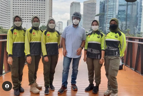 JPOS Phinisi Ramai Dikunjungi Warga, Srikandi Satpol PP DKI Awasi Prokes