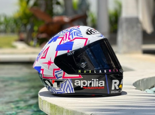 Aleix Espargaro Penuhi Janji Melempar Helm MotoGP ke Tribun Penonton