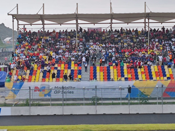 Bayar Rp1 Juta, Penonton MotoGP Mandalika Pasrah Diguyur Hujan