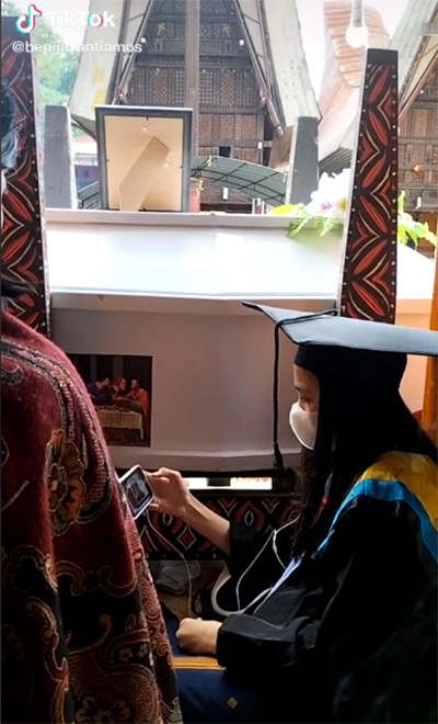 Viral! Perempuan Wisuda di Depan Peti Jenazah Ayah