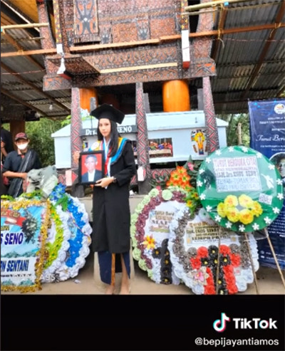 Viral! Perempuan Wisuda di Depan Peti Jenazah Ayah