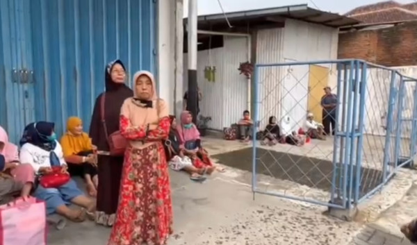 Bus Pariwisata Tabrak Warung dan Mobil, 3 Orang Luka-luka