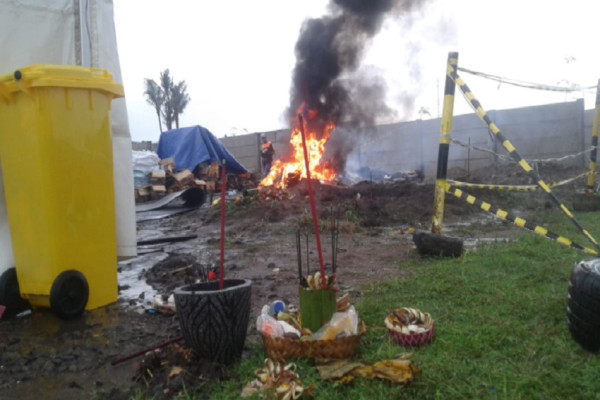 Penampakan Rara Sang Pawang Wanita yang Terus Berupaya Halau Hujan di Sirkuit Mandalika