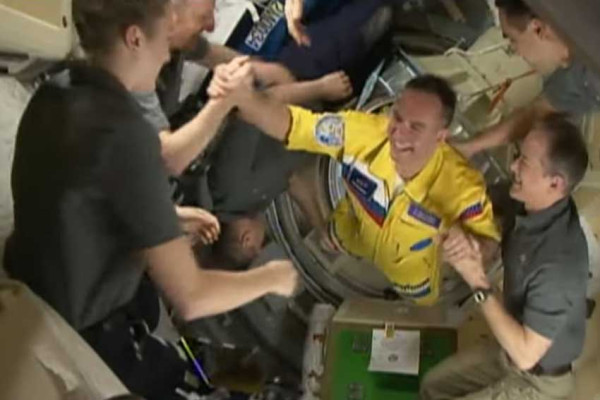 Apa Artinya, 3 Kosmonot Rusia Pakai Berseragam Kuning yang Identik dengan Bendera Ukraina