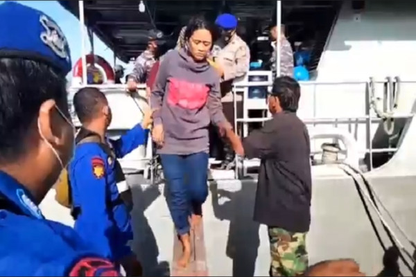 Kapal Pengangkut 89 TKI Ilegal Karam, Tangis Sarniwati Pecah Lihat Suami Tewas
