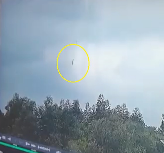 Pesawat China Jatuh: Puing Berserakan, Kebakaran Hutan, dan Asap Putih