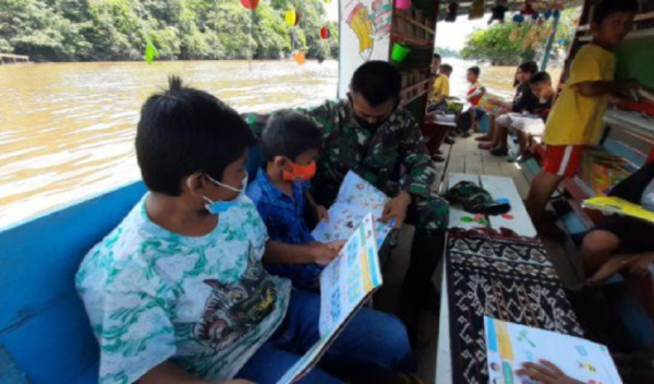 Perpustakaan Apung Babinsa Bantu Potensi Anak Bangsa di Perbatasan Kalbar