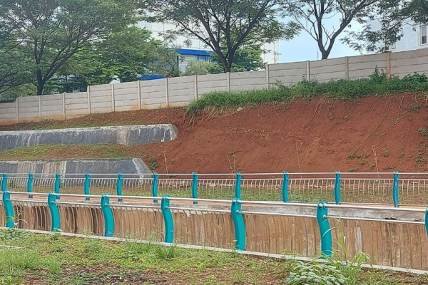 Terancam Longsor, Tembok Pembatas Taman Jaletreng 2 Tangsel Akan Ditanami Pohon
