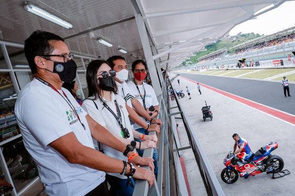 Wamenparekraf Angela Tampil Modis dengan Produk Lokal saat Nonton MotoGP Mandalika 2022