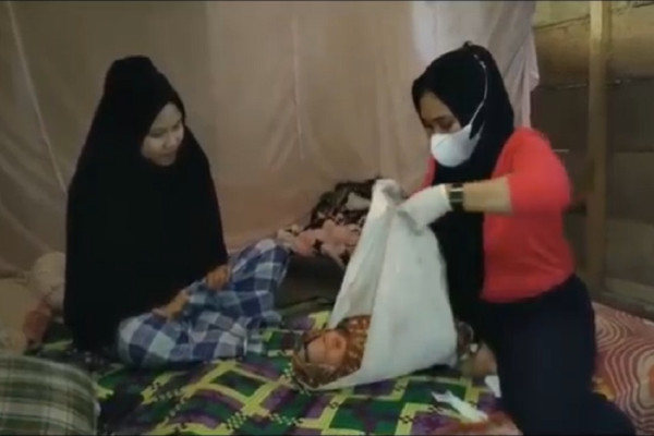 Kisah Bidan Cantik di Bone, 12 Tahun Rela Terobos Sungai dan Hutan Demi Layani Masyarakat