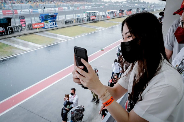 Wamenparekraf Angela Tampil Modis dengan Produk Lokal saat Nonton MotoGP Mandalika 2022