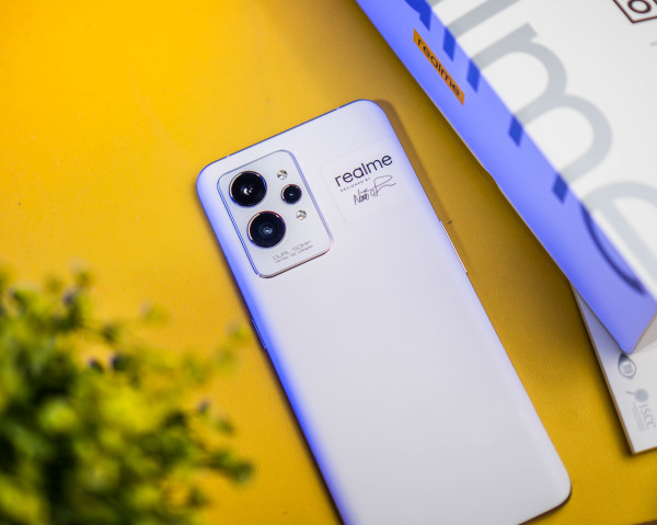Unboxing dan Kesan Pertama Menggenggam realme GT 2 Pro