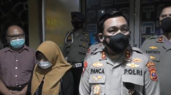 Ibu Kandung Wanita Penabrak Ruang SPKT Polres Pematangsiantar Menangis Minta Maaf