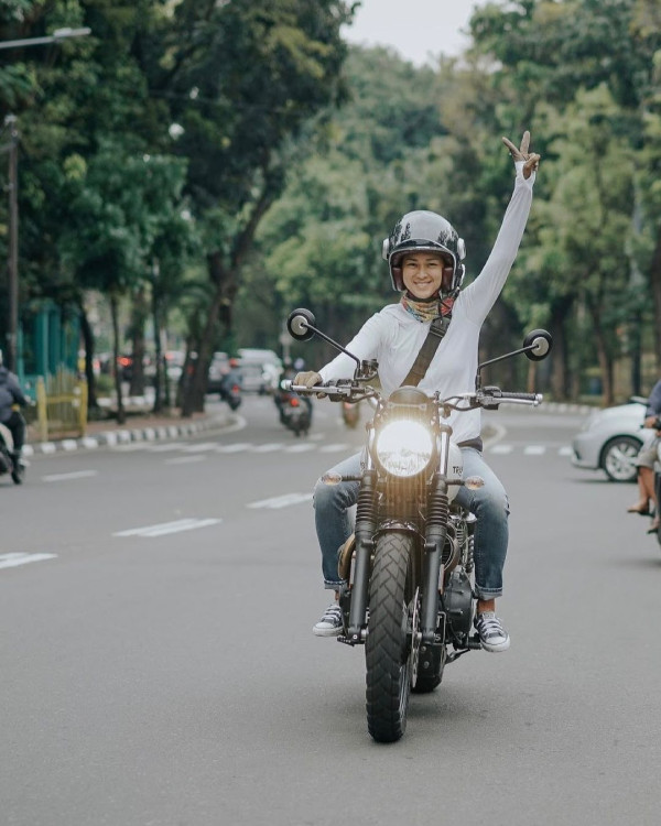 5 Artis Cantik Indonesia Hobi Mengendarai Moge, Bisa Diajak Touring Nih!