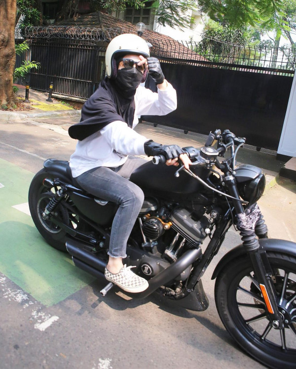 5 Artis Cantik Indonesia Hobi Mengendarai Moge, Bisa Diajak Touring Nih!