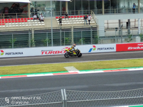 Ketika OPPO Reno7 Z 5G Diajak Memotret Pembalap MotoGP di Mandalika