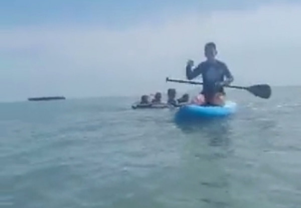 Tegal Gempar! 3 Bocah Naik Kasur Terseret Ombak ke Tengah Laut