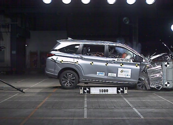 Toyota Veloz Berhasil Raih 5 Bintang Uji Tabrak ASEAN NCAP