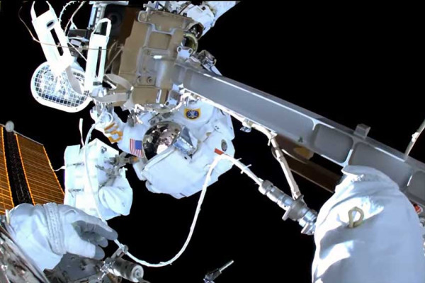 2 Astronot Jalani Misi Spacewalking Selama 6 Jam 54 Menit, Perbaiki Radiator dan Kamera ISS