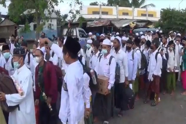 Wajah Bahagia Ratusan Santri Mudik Lebih Awal Diangkut Kapal Motor