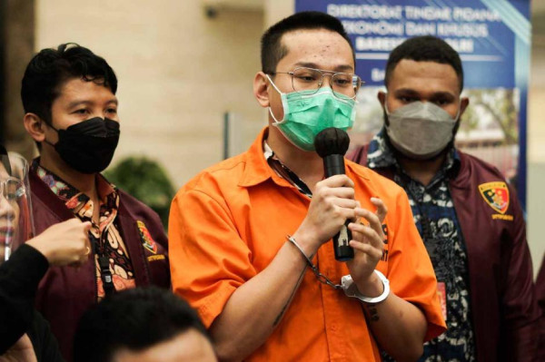 Penampilan Indra Kenz Pakai Baju Tahanan dengan Tangan Diborgol
