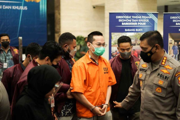 Penampilan Indra Kenz Pakai Baju Tahanan dengan Tangan Diborgol