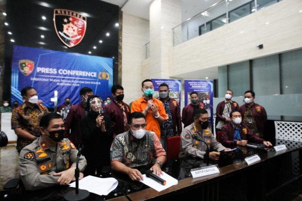 Penampilan Indra Kenz Pakai Baju Tahanan dengan Tangan Diborgol