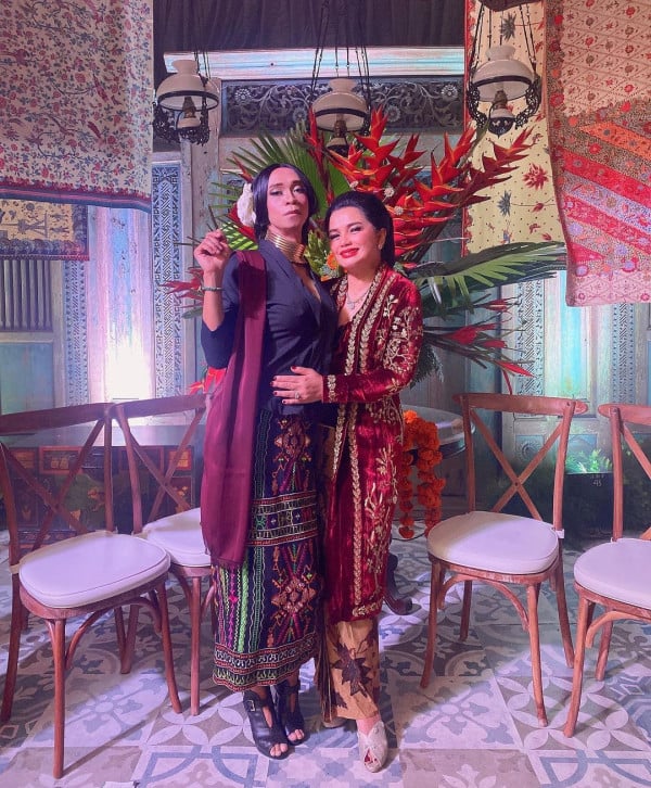 Gaya Nyentrik Aming Pakai Kebaya di Acara Ultah Jadi Sorotan