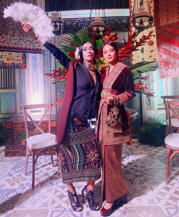 Gaya Nyentrik Aming Pakai Kebaya di Acara Ultah Jadi Sorotan