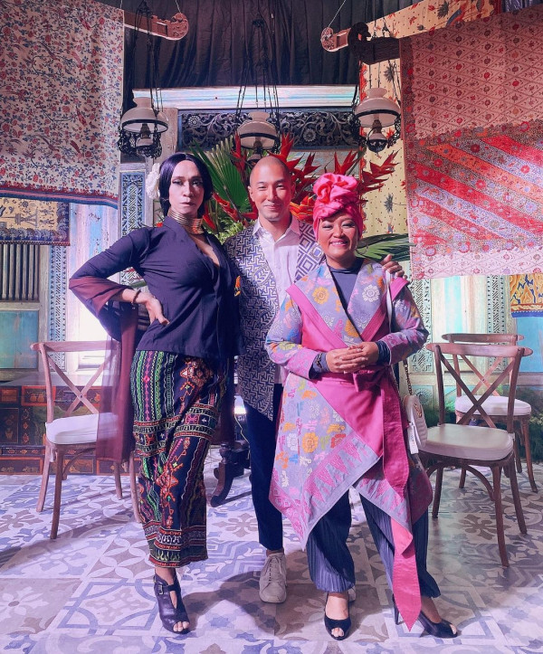 Gaya Nyentrik Aming Pakai Kebaya di Acara Ultah Jadi Sorotan