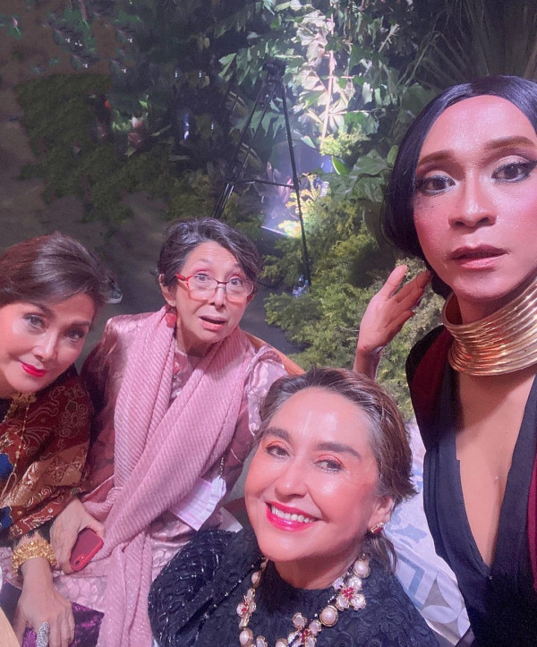 Gaya Nyentrik Aming Pakai Kebaya di Acara Ultah Jadi Sorotan
