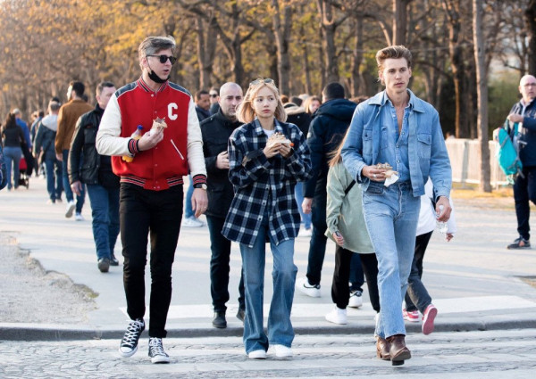 Lisa BLACKPINK Kepergok Jalan Bareng Austin Butler di Paris