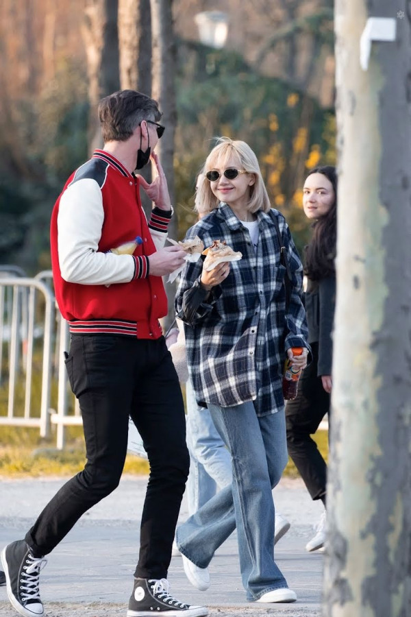 Lisa BLACKPINK Kepergok Jalan Bareng Austin Butler di Paris
