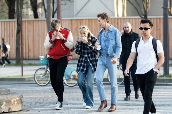 Lisa BLACKPINK Kepergok Jalan Bareng Austin Butler di Paris