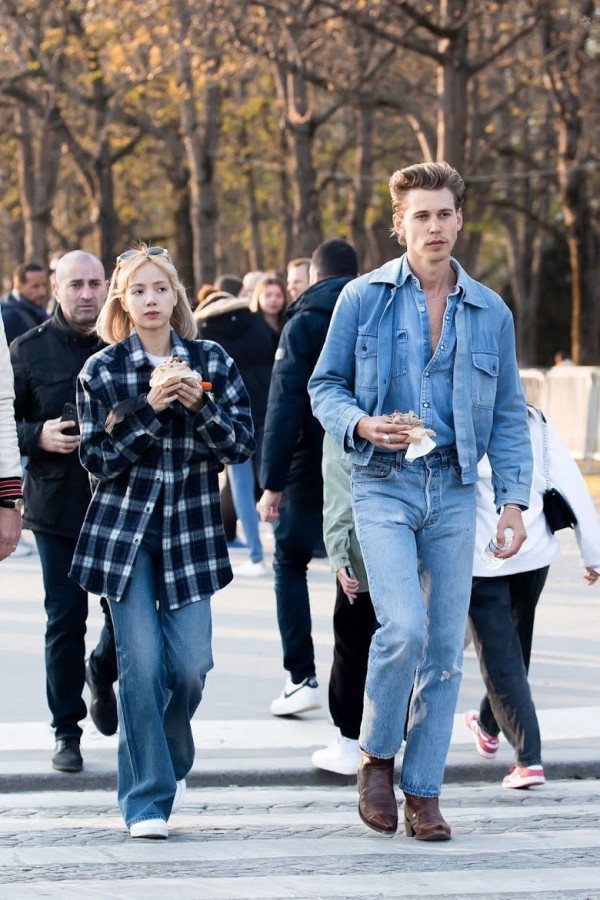 Lisa BLACKPINK Kepergok Jalan Bareng Austin Butler di Paris