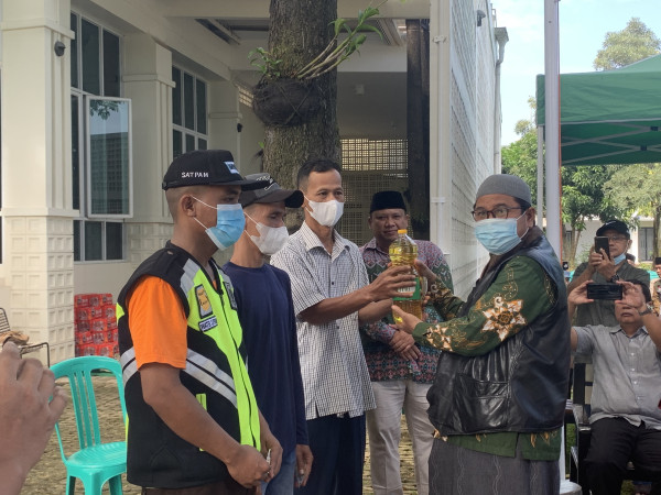 PRINU dan PRM Grand Wisata Salurkan 7.500 Botol Migor